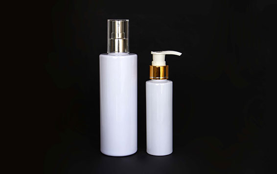 Small plastic mist spray bottle wholesale with gold sprayer and caps for makeup