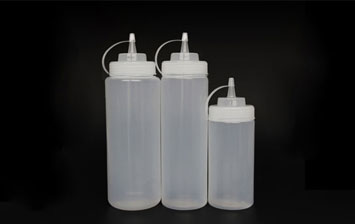 High capacity refillable plastic squeeze sauce bottles for kitchen cooking