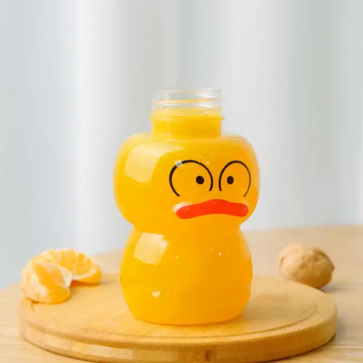 Unique design PET clear 500ml duck shaped bottle with straw for juicing