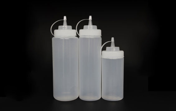 High capacity refillable plastic squeeze sauce bottles for kitchen cooking
